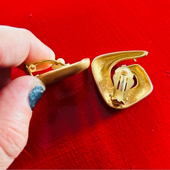 GOLDEN HOUR Vintage 80s Art Deco Revival 3D Swirl Clip-on Earrings - Picture 5 of 8
